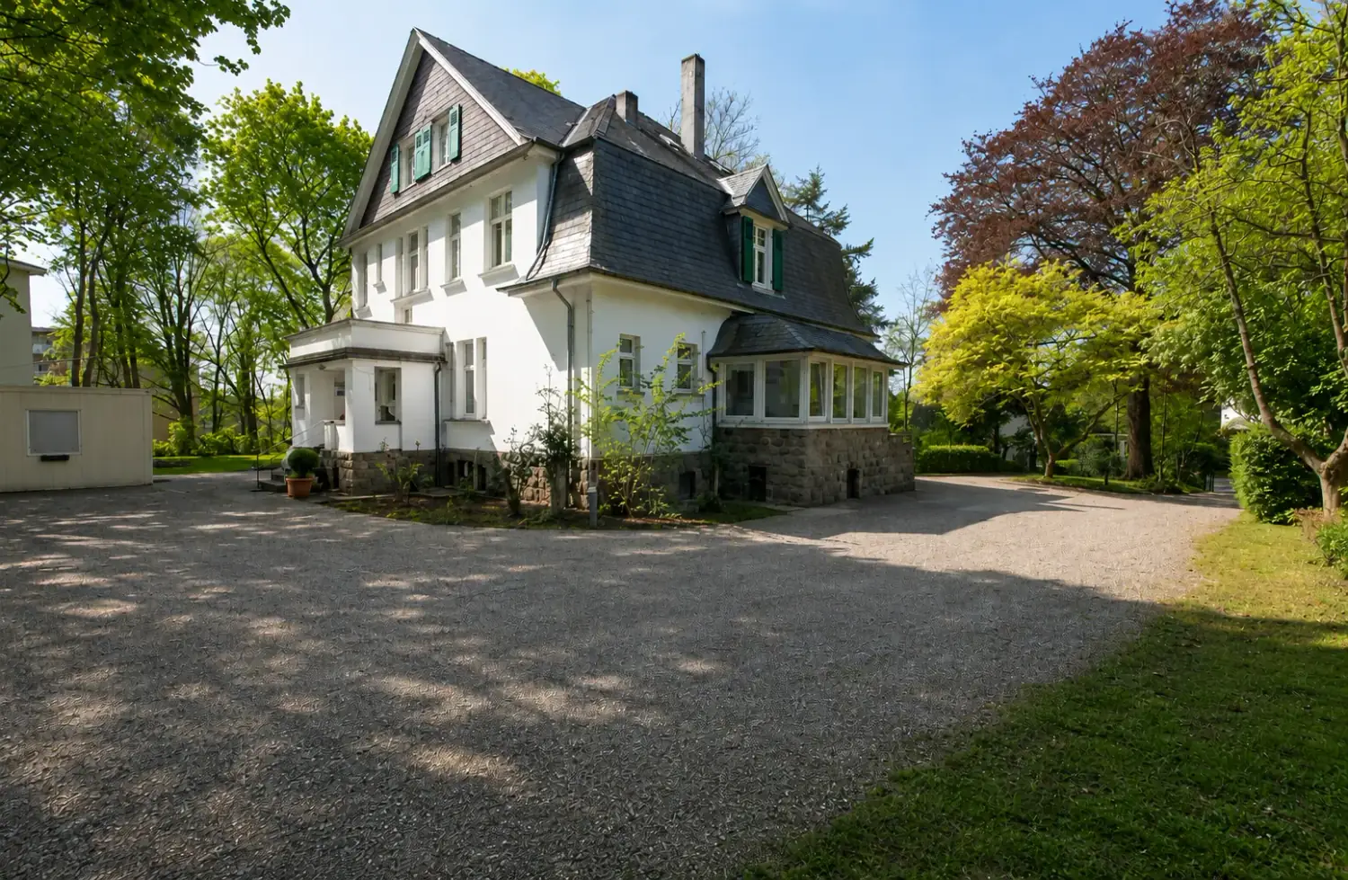 Außenansicht der Monteur Villa Solingen mit Zufahrt und Parkfläche