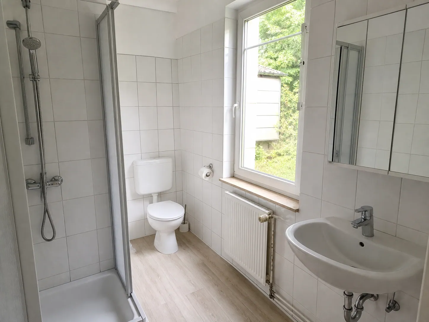 Sauberes Badezimmer mit Dusche und WC