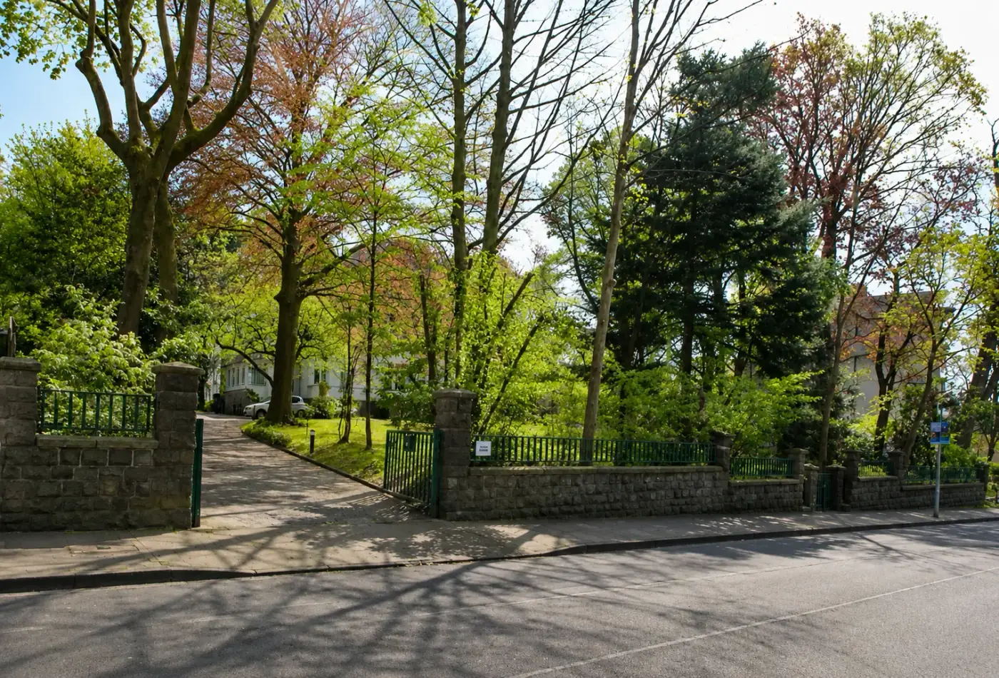 Einfahrt und Grundstück der Monteur Villa Solingen
