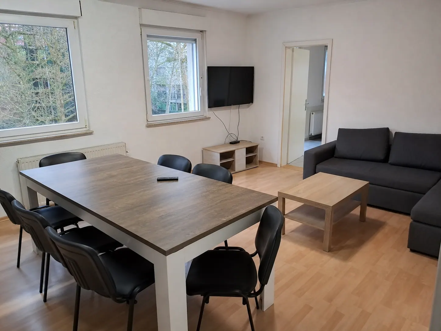 Gemeinschaftsraum mit großem Tisch, TV und Sitzgelegenheit