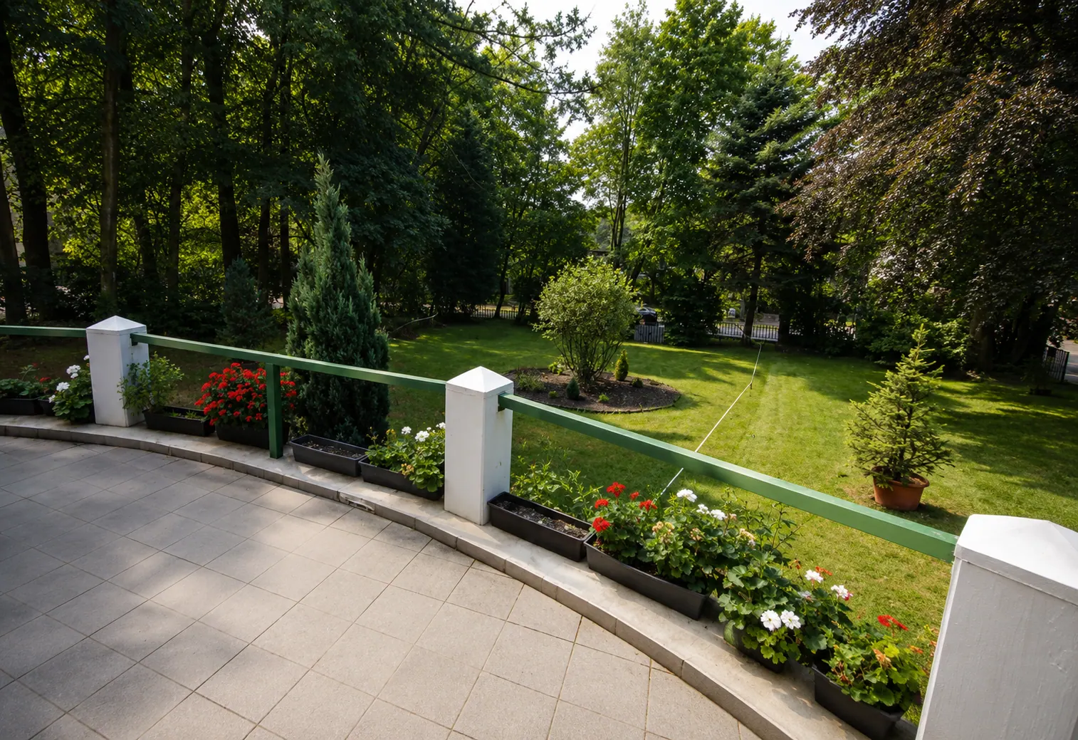 Terrasse und grüner Garten der Monteur Villa Solingen